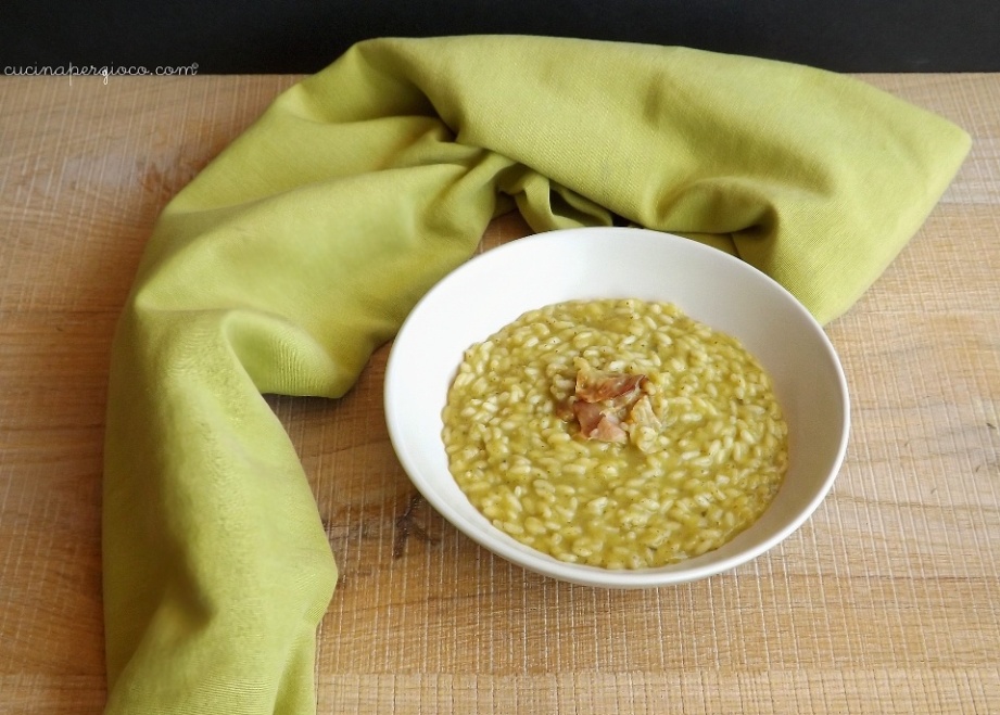 Risotto con zucchine, porri e bacon